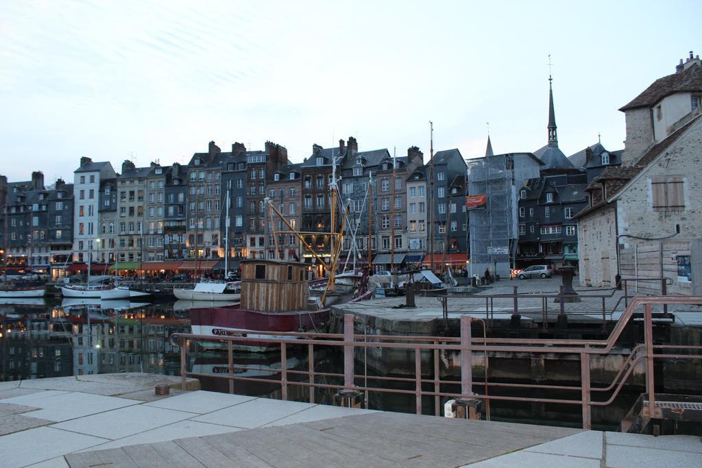 Appartement Le Phare Honfleur Exteriör bild